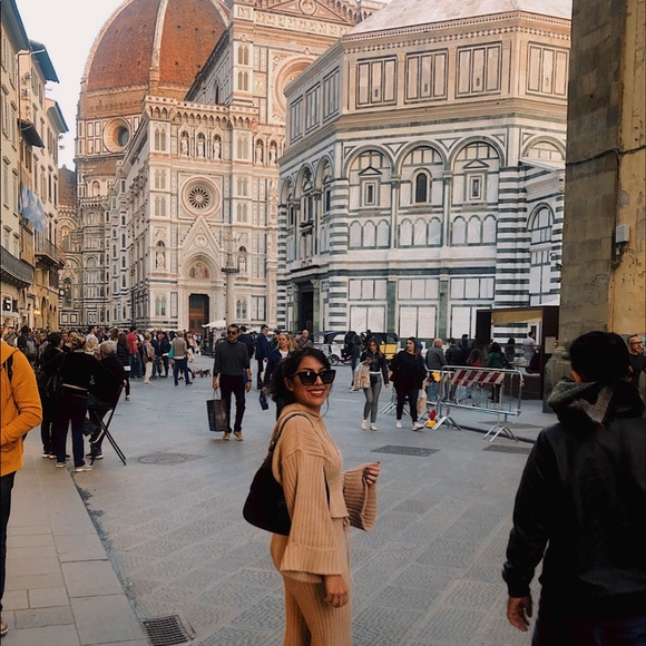 MEET YOUR POSHER 💕 - Picture 2 of 7